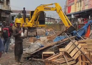 Kembalikan Fungsi Jalan, Lapak di Jalan Prof. Moh. Yamin Samping Pasar Baru Dibongkar