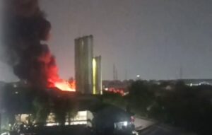 Kebakaran Gudang Mie Sedap di Kaliabang Bungur, Petugas Damkar Turun ke Lokasi