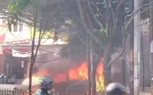 Mobil Terbakar di Depan Ruko Griya Taman Mini Jatimakmur