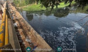 Kali Bekasi Kembali Hitam dan Bau Menyengat, Kualitas Air Baku PDAM Jadi Sorotan