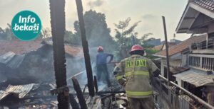 Korsleting Listrik Diduga Pemicu Kebakaran 6 Kontrakan di Jalan Tirta Kranji