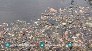 Miris, Aliran Kali Bekasi di Jembatan Kemang Berair Hitam dan Penuh Sampah