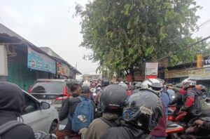 Pasca Revitalisasi Rp1,4 M Jembatan Sueb Dinilai Terlalu Curam dan Kendaraan Sulit Menanjak