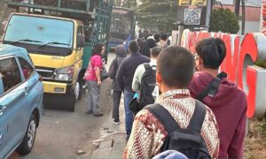 Antrean TransJakarta di Komsen Jatiasih, Warga: Kapan Halte Dibangun?