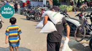 Halaman Kantor Kelurahan Kayuringin Jaya Penuh Antrean Bansos Beras 30 Kg