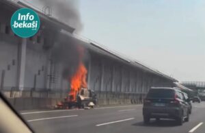 Mobil Pikap Terbakar di Tol Japek Dekat Terowongan Kereta Cepat