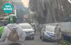 Jalan Sempit dan Minim Lampu Saat Malam, Selokan Terbuka Akses LRT Bekasi Barat Jadi Sorotan