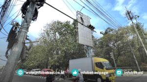Reklame Nyaris Lepas di Persimpangan Jalan RS Bella Bekasi