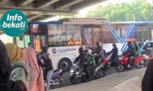 Di Depan Grand Metropolitan, Bus TransJakarta Tersangkut Imbas Pengalihan Arus
