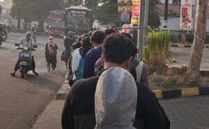 Belum Punya Halte, Penumpang TransJakarta Komsen Antre di Pinggir Jalan
