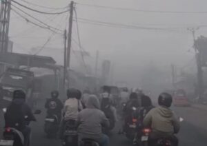 Kebalen Diselimuti Asap Tebal, Warga Pagi Ini Menembus Kabut Polusi