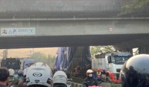 Kalimalang Lumpuh Akibat Truk Nyangkut, Polisi Terapkan Contra Flow