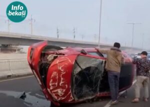 Mobil Ringsek Terguling di Tol MBZ Deltamas, Diduga Pengemudi Mengantuk
