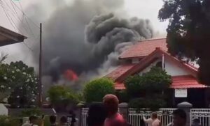 Kebakaran Rumah Warga di Jaticempaka, Asap Tebal Membumbung Tinggi