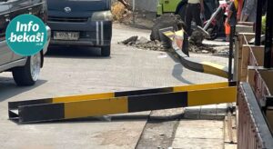 Diseruduk Truk, Portal Jalan di Caringin Mustikajaya Ambruk ke Badan Jalan