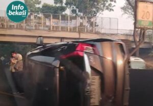 Mobil Honda Jazz Terbalik di Ruas Tol Japek, Penyebab Belum Diketahui