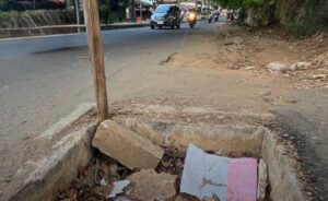 Lubang Drainase Menganga di Jalan M. Hasibuan, Bikin Was-Was Pengendara