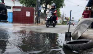 Usai Diguyur Hujan, Pemotor Diadang Genangan Air Saat Melintasi Jalan Kemuning Raya