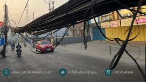 Jalan Haji Djole Bantargebang Dipenuhi Kabel Semrawut dan Menjuntai
