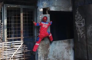 Petugas Damkar Panjat Tembok Bak “Spider-Man” Saat Padamkan Api di Bintara Jaya