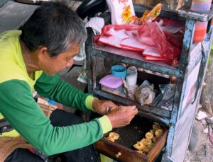 Jajanan Jadul di Jatiasih: Telor Congkel Pakdhe Dakim, Eksis Sejak Era 90-an