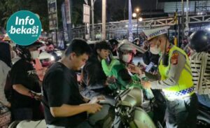 Cegah Paparan Abu Vulkanik, Polisi Bagikan Masker di Kota Bekasi