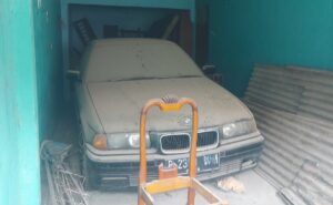 Mobil Warga Ditinggal Pulang Kampung Tertutup Abu Vulkanik di Tambun Selatan