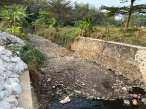 Tumpukan Sampah Tutupi Kali Perumahan BTR Mustikajaya Bekasi