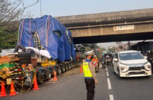Kendaraan Pengangkut Trafo Bermasalah di Kalimalang, Polisi Terapkan Contra Flow Situasional