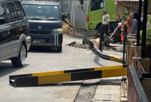 Truk Fuso Hantam Tiang Portal, Pengendara Motor Luka Dibawa ke RSUD