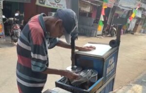 Engkong Kosasi: Di Usia Senja Masih Semangat Jualan Kue Rangi Keliling Bekasi