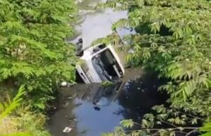 Diduga Rem Blong, Truk Box Terguling Tercebur ke Kalibusa Jumalang, Sopir Selamat