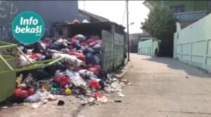 Tumpukan Sampah Menggunung di Depan Sekolah Pejuang Berbau Menyengat