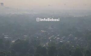 Pemandangan Bekasi Berkabut, BMKG Rinci 2 Jalur Sebaran Abu Anak Krakatau