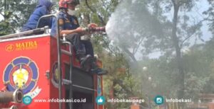 Bersihkan Kota dari Abu Vulkanik, Damkar Semprot Jalan Ahmad Yani dan Juanda