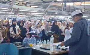Di Antara Mesin Jahit, Ratusan Pegawai Pabrik Garmen di Tambun Gelar Sholawat