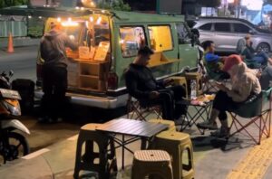 Mobil Van Hijau Jalan Veteran, Tempat Melepas Penat di Malam Hari Dengan Nyeruput Kopi