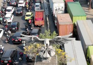 Truk Mogok di Jembatan BKT Picu Kemacetan Parah Jalan Raya Bekasi- Sultan Agung