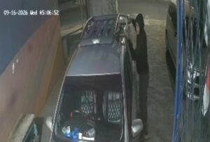 Rak Atap Avanza Hilang Dicuri di Pondok Melati, Terekam CCTV