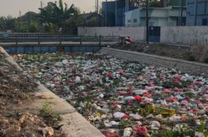 Kali Baru Dekat PDAM Babelan Penuh Tumpukan Sampah Rumah Tangga
