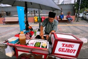 30 Tahun Jadi Chef Restoran Jepang, Pakdhe Yanto “Banting Stir” Sukses Jualan Tahu Gejrot