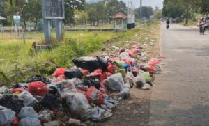 Ruas Jalan di Unisma Dipenuhi Sampah, Menimbulkan Bau Tak Sedap
