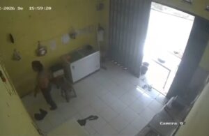 Pria Gondrong Diduga Curi Uang di Ruko Ayam Goreng Tarumajaya Terekam CCTV