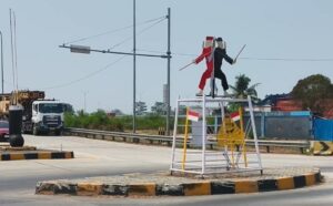 Berkibar Ditiup Angin, Tugu Ujungan Sambut Pengguna Jalan Tol Gabus