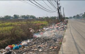 Bahu Jalan Tambelang Jadi Tempat Sampah Liar, Menumpuk dan Berbau