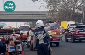 Aksi Tegas Petugas Dishub Halau Pemotor Lawan Arah di Jalan Grand Dhika-LRT Jatimulyo