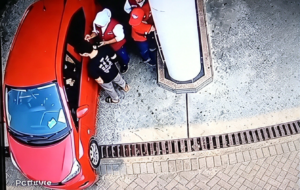 Isi Pertalite 15 Liter Belum Bayar, Pengendara Mobil Merah Ini Kabur dari SPBU