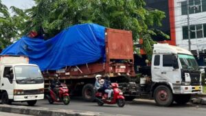 Muatan Terlalu Tinggi, Truk Bawa Ekskavator Seruduk JPO Grand Mal Bekasi