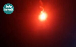 Bola Api Misterius Muncul di Permukiman Sukakarya, Warga Rekam Lewat Ponsel