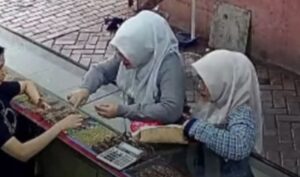 Diduga Ambil Emas, 2 Orang Terekam CCTV di Toko Emas Cikarang 